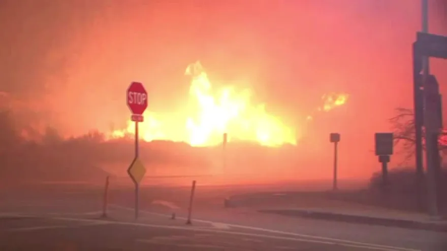 California en alerta máxima por incendios que destruyen decenas de edificaciones