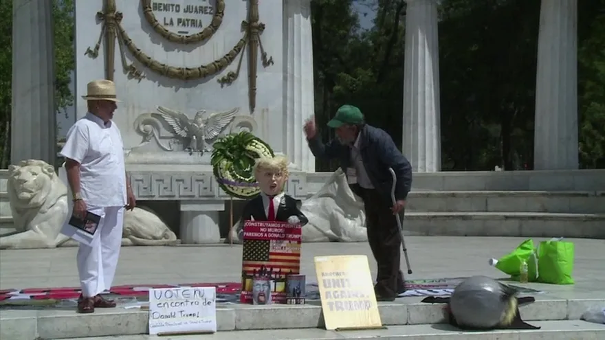 Mexicanos le rompen la piñata a Donald Trump