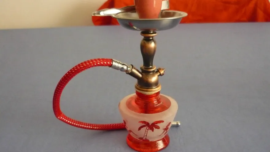 Pipa de agua o narguile.