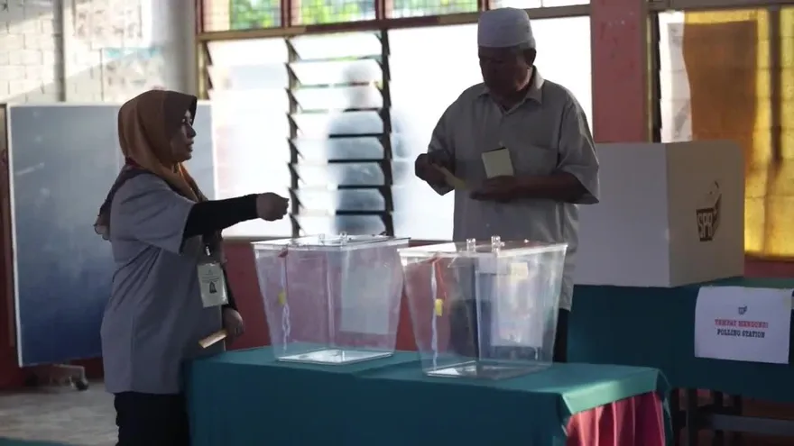 Abren los colegios electorales en los comicios más reñidos de Malasia
