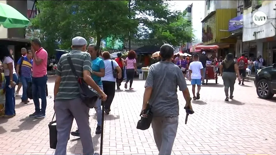 Personas caminando en la Avenida Central, área comercial de la capital.