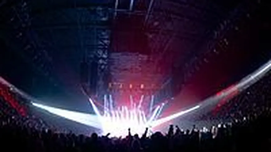 Evacuan Manchester Arena tras escucharse dos fuertes explosiones