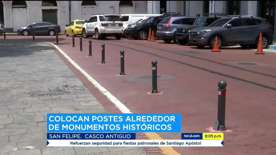 Colocan postes en Plaza Catedral para mejorar circulación peatonal