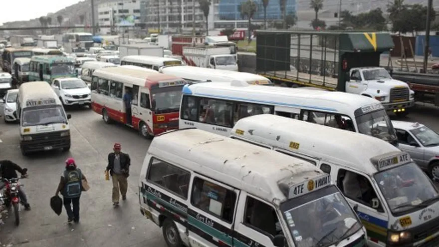 Foto ilustrativa: transportes en las calles de Perú