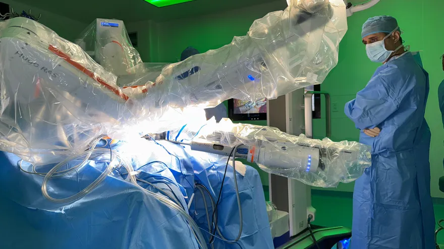 Realizan primer cirugía robótica de corrección de hernia en la CSS.