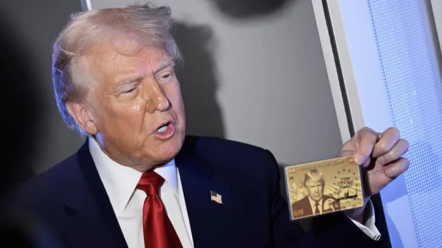 El presidente Donald Trump sostiene la tarjeta dorada de 5 millones de dólares