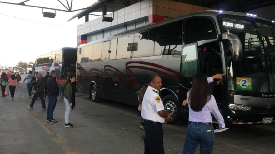 El grupo de costarricenses ingresan por Paso Canoas