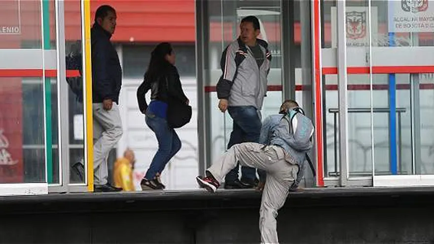 Usuarios del TransMilenio indiferentes al ingreso irregular de una persona a una estación.