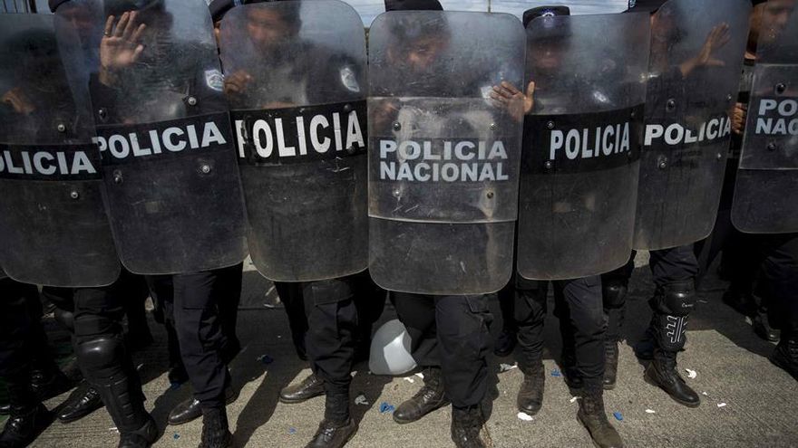 Agentes antidisturbios en Managua (Nicaragua).