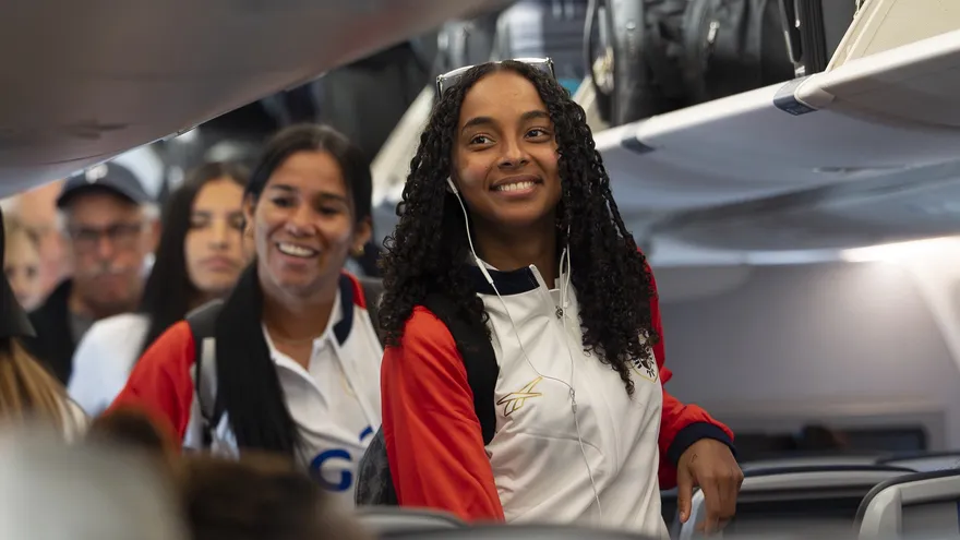 Jugadoras de la Selección Femenina de Panamá abordan el avión hacia Curazao