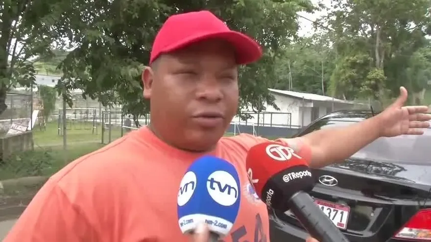 Camión cargado en arena se vuelca en La Chorrera