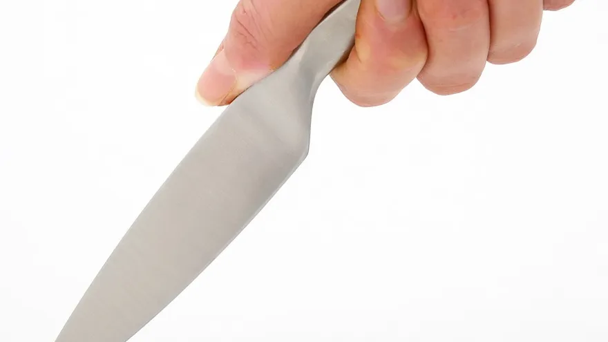 Imputan cargos y decretan detención a ciudadano que apuñaló en el cuello a otro hombre