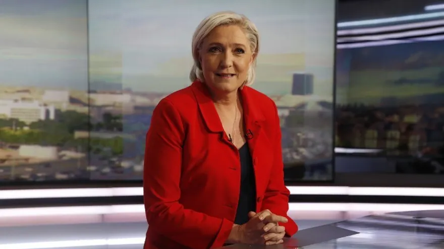 La líder de la extrema derecha francesa, Marine Le Pen, cuando anuncia su candidatura a las elecciones legislativas.