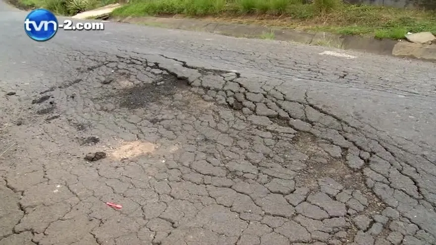 Denuncian el mal estado de calles en Pedregal por paso de camiones