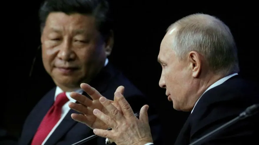 El presidente ruso, Vladímir Putin (dcha), y su homólogo chino Xi Jinping, participan en el Foro Económico Internacional de San Petersburgo (Rusia).