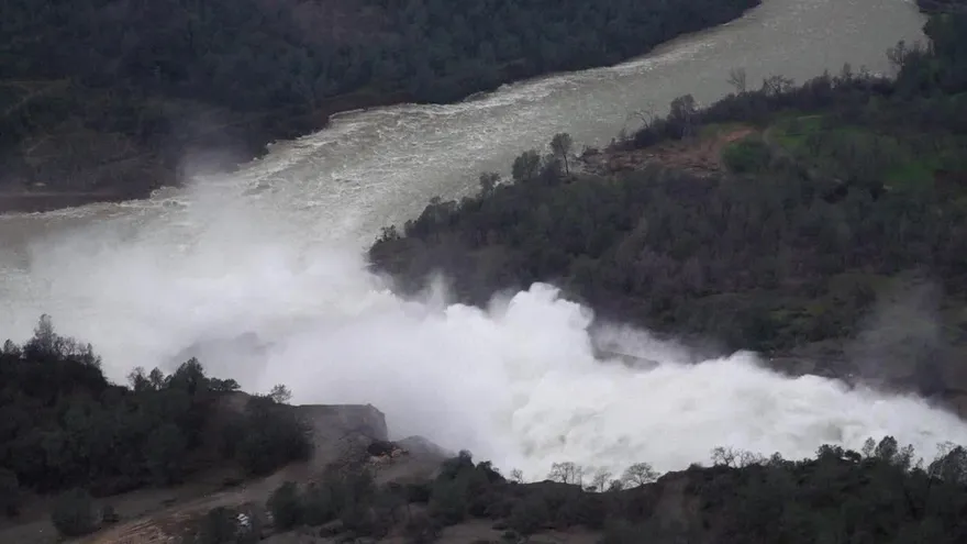 Levantan evacuación por daños en represa en EEUU