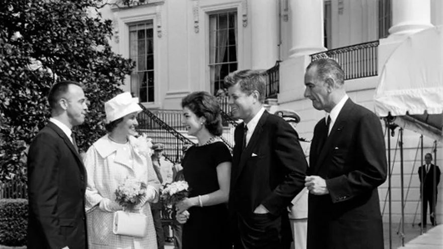 Jackie Kennedy, vestida de negro acompaña a su esposo, el entonces presidente de Estados Unidos  John. F. Kennedy