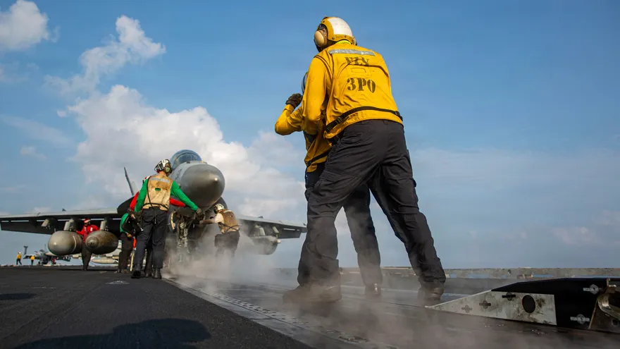 Irán amenaza con atacar el portaviones USS Abraham Lincoln si se pone a distancia de tiro