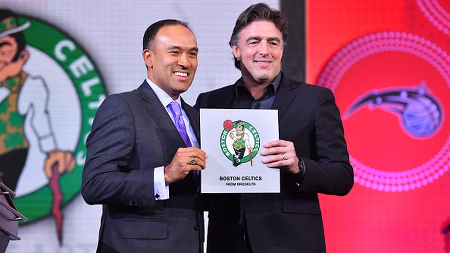 Mark Tatum, en representación de la NBA, junto al representante de los Celtics Wyc Grousbeck
