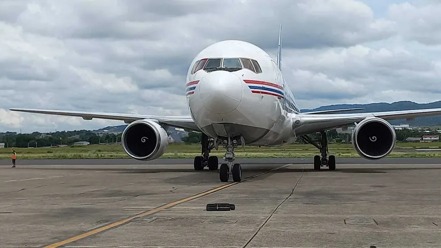 Avión que transporta el cargamento de vacunas de Pfizer