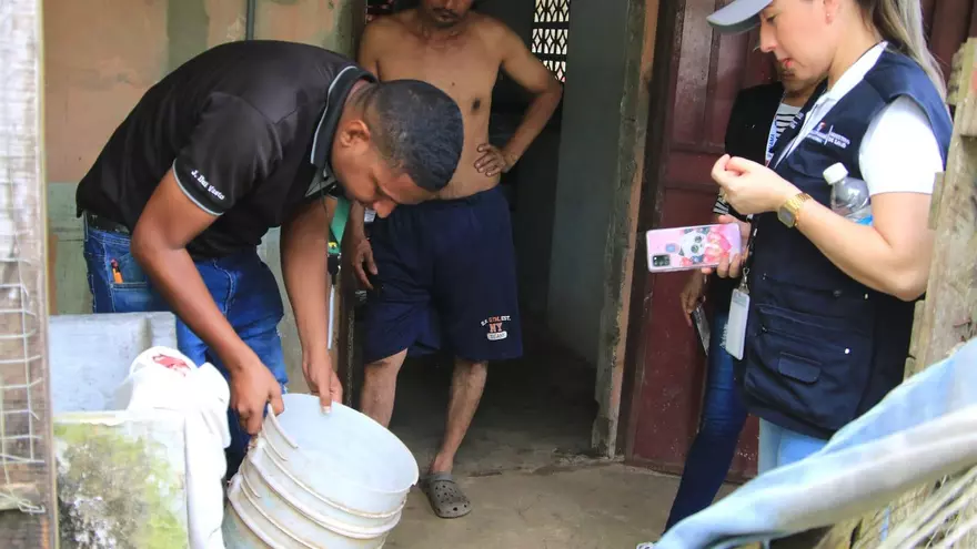 El Minsa realiza operativos para ayudar a eliminar los criaderos de mosquitos.