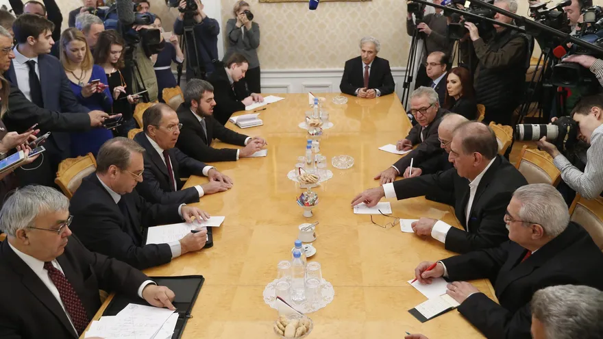 El ministro ruso, Sergei Lavrov (3i), se reúne con representantes de varios grupos opositores sirios en Moscú (Rusia) hoy, 27 de enero