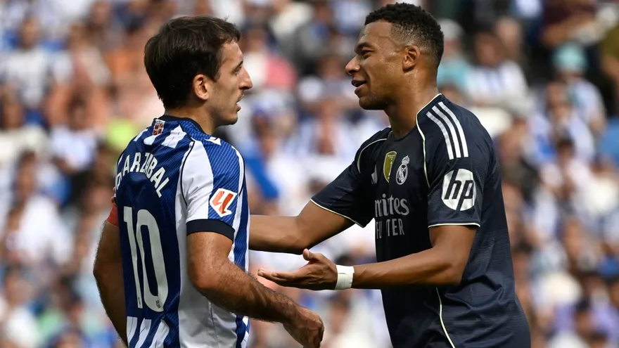 Kylian Mbappér (d) y Mikel Oyarzabal (i)