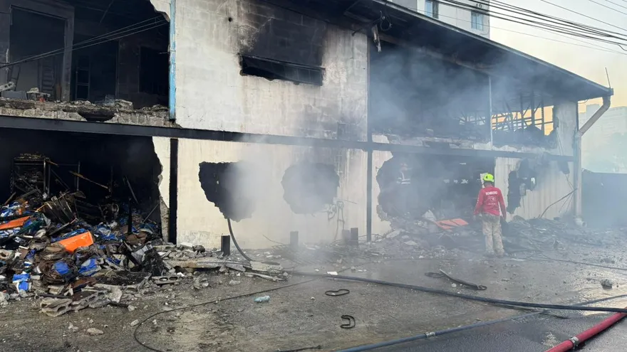 Bomberos confirman hallazgo de un trabajador muerto en incendio de bodega en Río Abajo