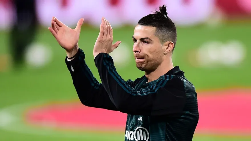 Cristiano Ronaldo: "Quédate en casa y ayudemos a los sanitarios"