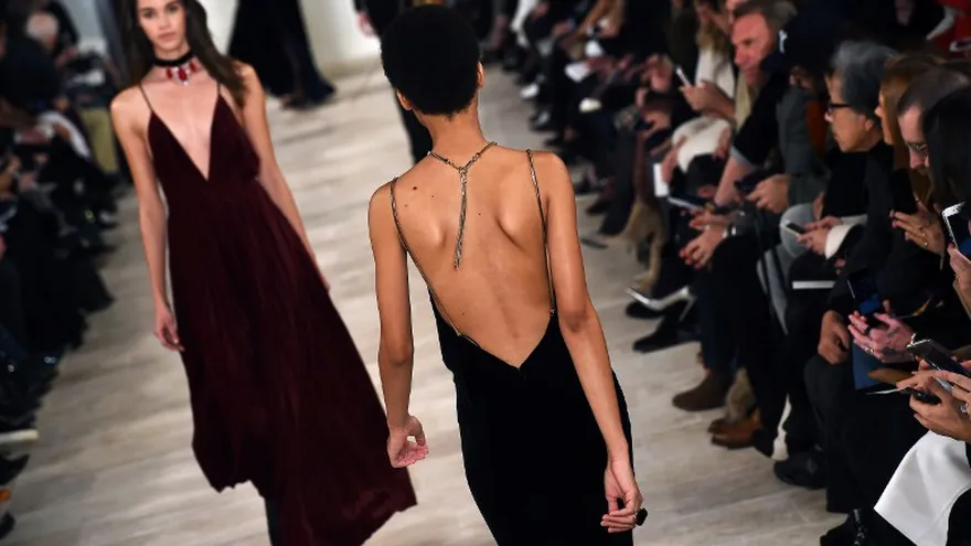 El diseñador de Ralph Lauren presenta su colección Fall-2016 durante la semana de la moda en Nueva York, este jueves 18 de febrero.