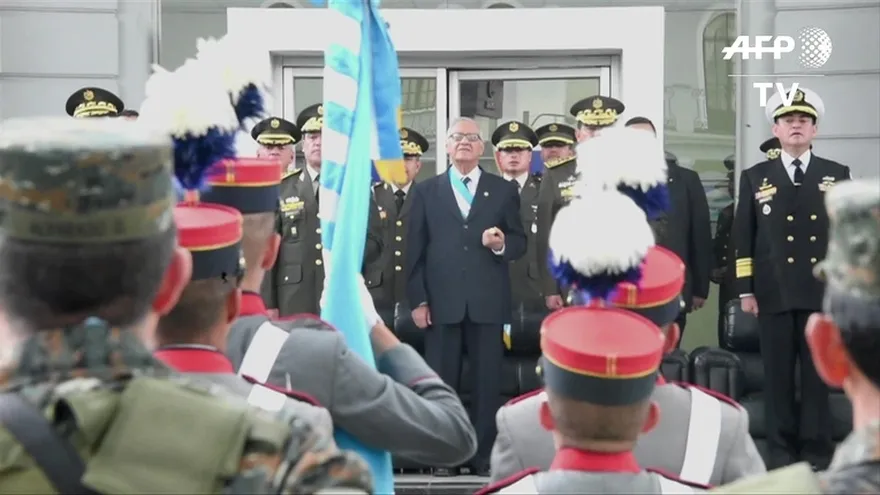 Rinden honores militares a presidente de Guatemala