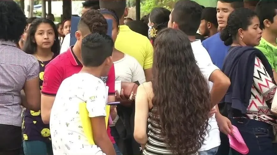 Estudiantes acuden a inscribirse para recuperar materias