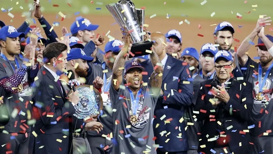 Marcus Stroman (c) levanta el trofeo del Clásico Mundial de Béisbol