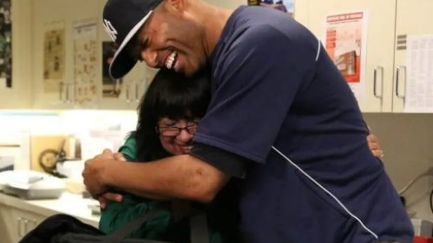 Rivera sorprende a empleada de los Atléticos