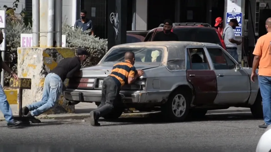 Escasez de gasolina no cede en Venezuela pese a nuevas tarifas y cargamentos de Irán