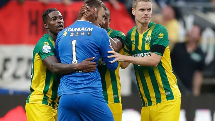 Martin Hansen celebra junto a sus compañeros