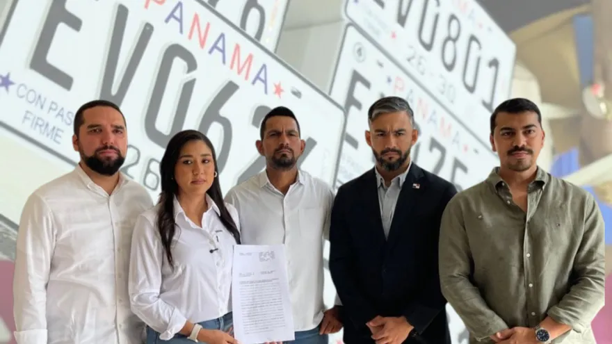 Diputados de Vamos denuncian inclusión del lema 'Con Paso Firme' en placas vehiculares