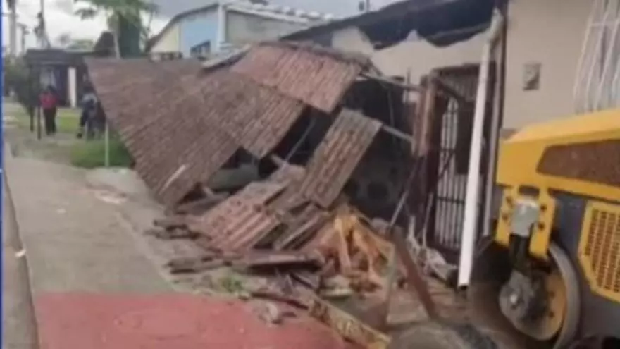 Aplanadora de 3 toneladas se desprende de remolque y destruye vivienda en Juan Díaz