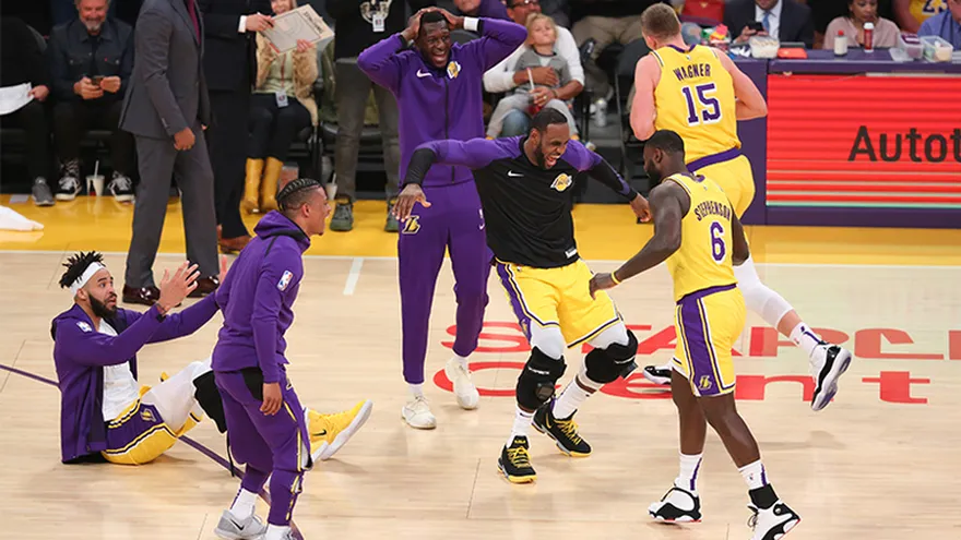 Los Lakers ponen cerca de la eliminación a los Wizards