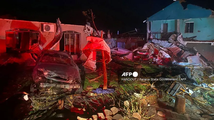 Viviendas destrozadas tras el paso del tornado en Brasil