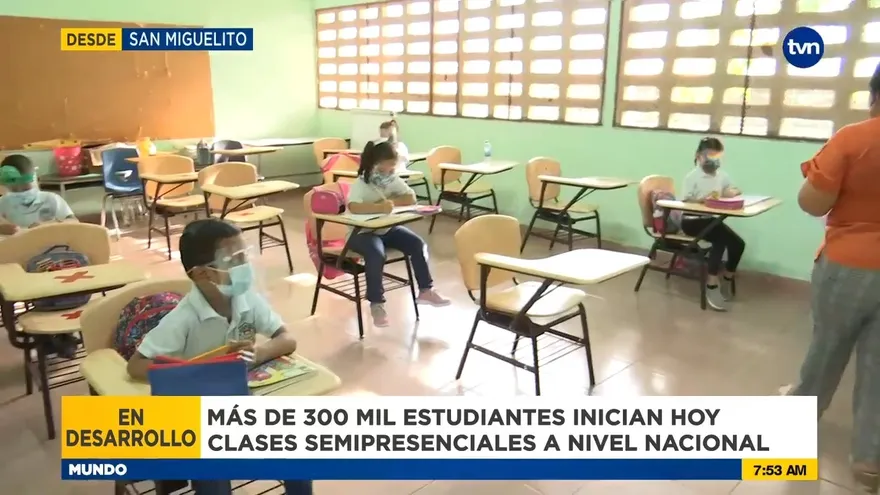 Niños de una escuela en San Miguelito atienden clases semipresenciales