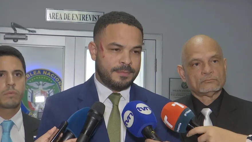 El diputado Betserai Richards denuncia que fue golpeado por el perredista Jairo 'Bolota' Salazar.