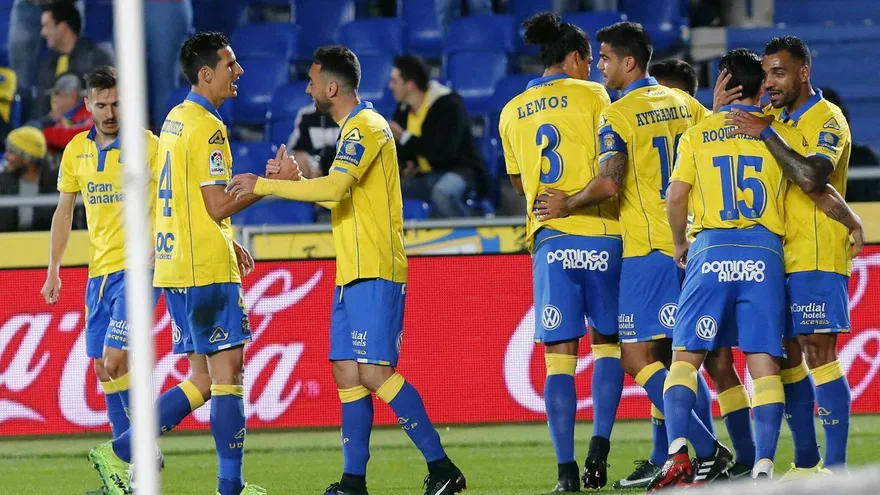 Jugadores de Las Palmas celebran durante el partido ante el Deportivo La Coruña