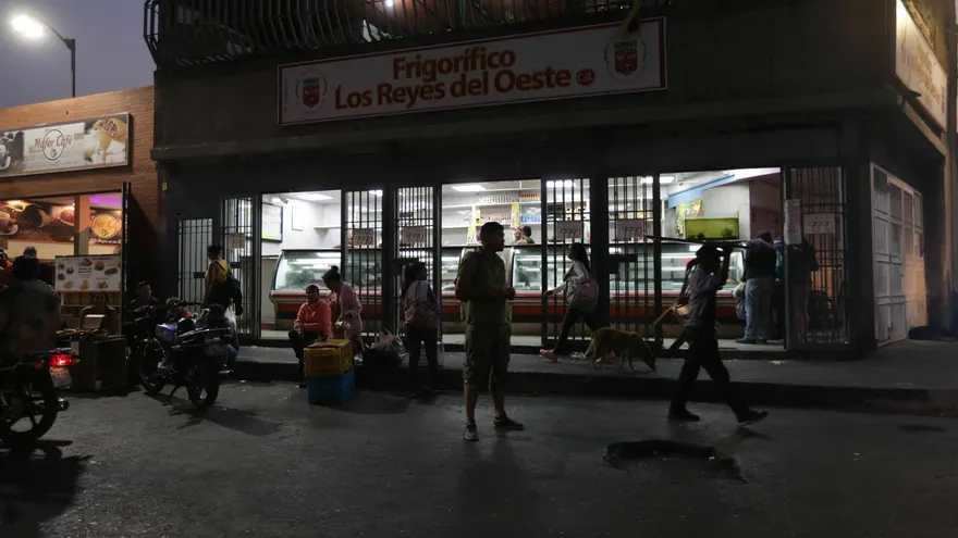 Comerciantes abren sus locales antes de los cortes de fluido eléctrico hoy, jueves en Caracas