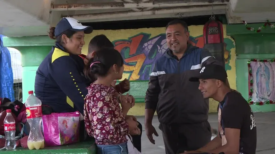 Un gimnasio de boxeo debajo de un puente para combatir el crimen y adicciones en México
