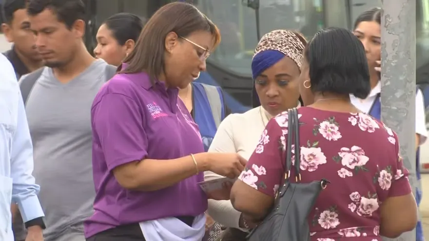 Ministra de la Mujer, Niurka Palacios, realiza volanteo en el marco del Día para la Eliminación de la Violencia Contra la Mujer