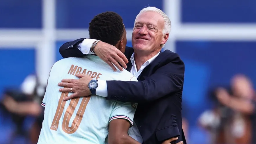 Mbappé abrazado con Deschamps