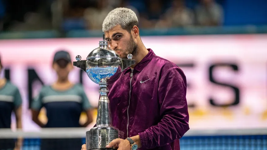 Carlos Alcaraz besa el trofeo del ATP 500 de Tokio