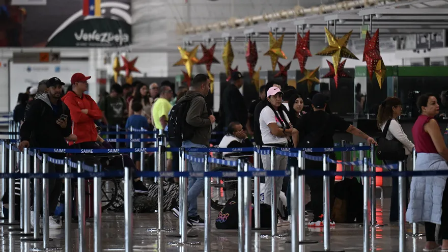 Personas en aeropuerto venezolano
