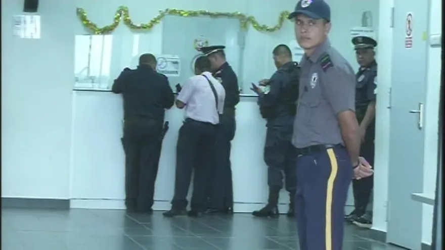 Policía de tránsito recibió dos machetazos de un conductor